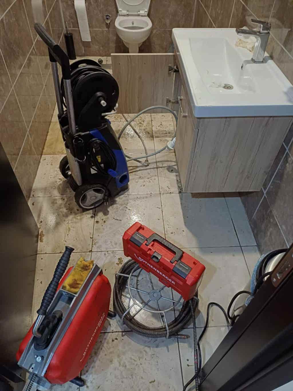 Kırmadan tıkanıklık açma tuvalet tıkandı ne yapmalıyım